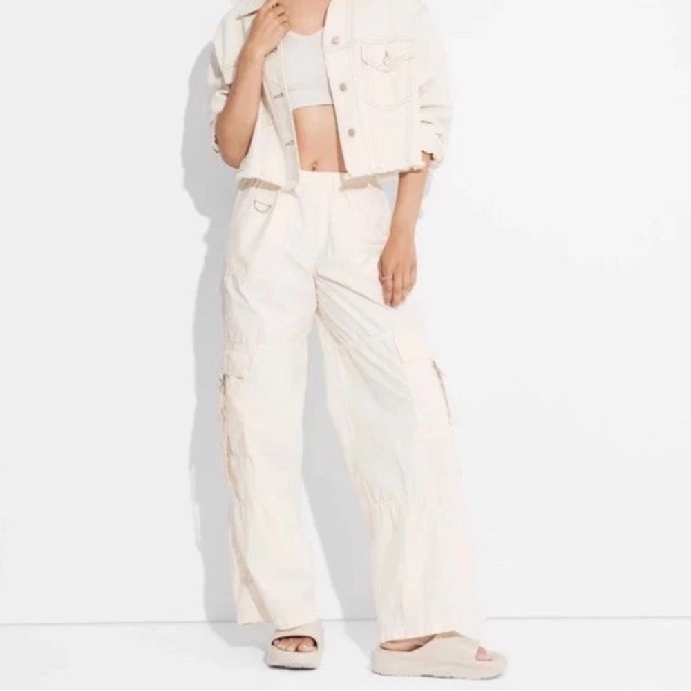 NWT Wild Fable Women’s Mid-Rise Cargo Pants Relaxed Off White Medium lightweight - Picture 3 of 9